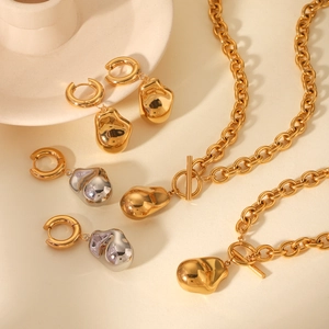 Ensemble de bijoux en or et argent avec des chaînes épaisses et des pendentifs irréguliers