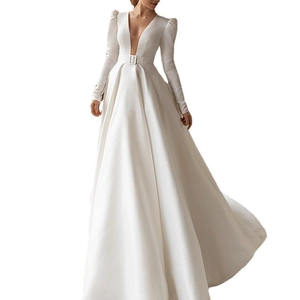 Dettagli dell'abito lungo in raso bianco con scollo a V e eleganti maniche a sbuffo