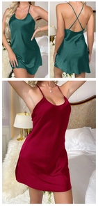 Détails de la nuisette en satin avec dos croisé et fines bretelles en vert et bordeaux