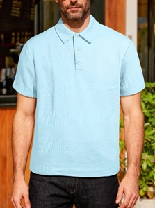 Gros plan du polo bleu clair en maille gaufrée montrant la texture du tissu et les détails du col