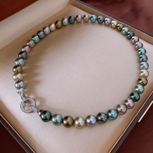 Dettaglio di collana con perle multicolore e chiusura in zircone in scatola per gioielli