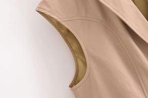 Dettaglio del gilet utility kaki che mostra cuciture di qualità e colletto con revers