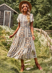 Détail du mélange coton-lin avec motif floral vintage sur l'ourlet de la robe