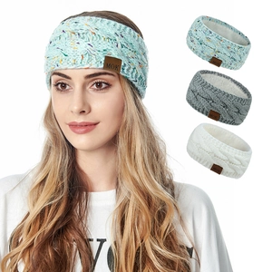Vue détaillée d'un bandeau en tricot doublé de polaire pour femmes en hiver.