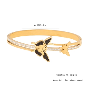 Detail of gold butterfly bracelet with diamonds and size specifications 6.5x5.5cm