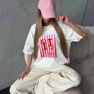 Λεπτομέρεια από λευκό βαμβακερό oversized T-shirt με τύπωμα κόκκινο αστακό και ρίγες