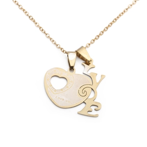 Collier en acier inoxydable doré avec pendentifs cœur et LOVE polis sur fond blanc