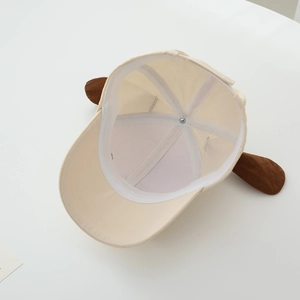 Détails de l'intérieur de la casquette chiot beige avec coutures fines et doublure douce