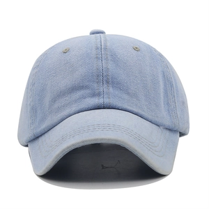 Dettaglio del cappellino da baseball in denim lavato azzurro con cuciture rinforzate