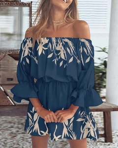 Detail van off-shoulder bloemenjurk met crème bladpatronen en klokmouwen in donkerblauw