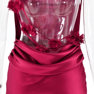 Détail du dos de la robe en satin rouge avec fleurs 3D et détails de fronces élégants