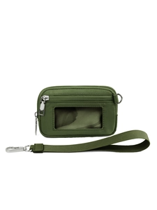Detalle del bolso de muñeca de nailon verde oscuro con ventana ID y cierre de langosta