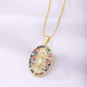 Détail du pendentif Guadalupe doré avec zircons colorés sur une chaîne en boîte