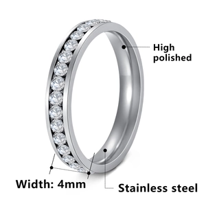 Anello classico 4mm in acciaio inossidabile da donna con finitura lucida e pavé di cristalli