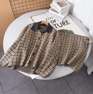 Ensemble en tricot vintage à carreaux avec cardigan à boutons et mini-jupe assortie
