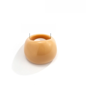 Bague géométrique minimaliste en résine caramel avec une surface large et polie brillante