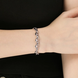 Adjustable stainless steel heart-shaped pig nose chain bracelet for women on wrist