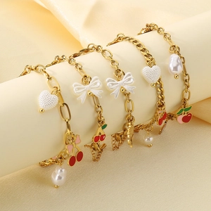 Bracelet doré en acier inoxydable avec breloques cerise, perle et cœur sur socle