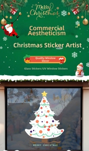 Détail d'un autocollant de fenêtre sapin de Noël blanc avec boules colorées et texte festif