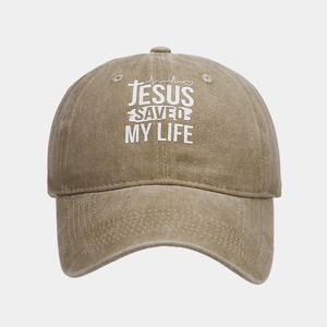 Dettaglio del cappellino da baseball kaki lavato con stampa Jesus Saved My Life e croce