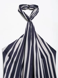 Detail eines blau-weiß gestreiften Halterneck-Tops mit Knotenausschnitt und Knopfverschluss