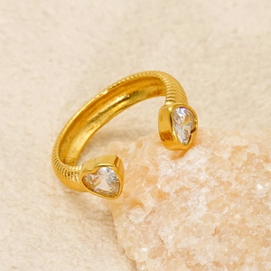 Goldener offener Ring mit doppelten Herz-Zirkonia und strukturierter Ringschiene im Vintage-Stil
