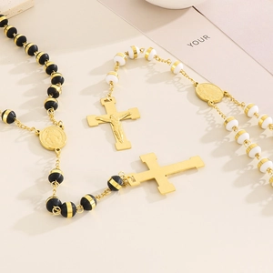 Collier chapelet 8mm avec croix plaquée or 18 carats et perles noires et blanches