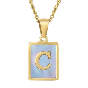 Dettaglio della collana in acciaio dorato 18K con pendente in conchiglia blu e lettera C