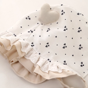 Cappello da principessa per neonata color panna con pizzo, cuori neri e tesa a volant