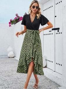 Robe élégante à col en V avec jupe verte à volants irréguliers et ceinture à la taille
