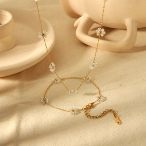 Elegant 18k gold plated stainless steel bracelet with transparent flower pendants