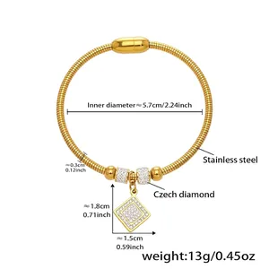 Dettaglio del bracciale a catena serpente in acciaio dorato 18k con ciondolo di cristallo