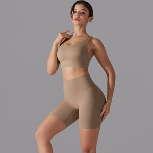 Dettaglio della vita alta senza cuciture e texture opaca sul set da yoga