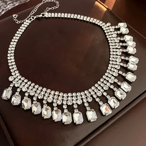 Détail du collier à franges en cristal carré sur cuir avec fermoir mousqueton en argent
