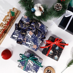Papier cadeau de Noël avec rubans et pommes de pin dans une ambiance festive