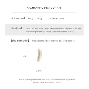Detailed dimension chart showing 5cm length and 3.1cm width of the metal brooch