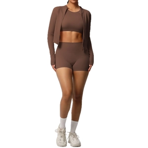 Set yoga da donna 3 pezzi marrone cioccolato con giacca, reggiseno sportivo e pantaloncini