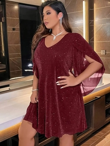 Dettaglio vestito bordeaux con paillettes scollo a V ed eleganti maniche in chiffon