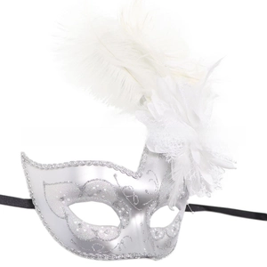 Dettaglio della maschera veneziana argento con motivi glitter, piume bianche e pizzo