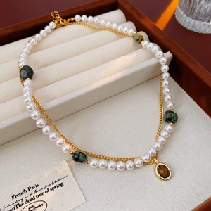 Détails du collier double rang vintage avec perles blanches et pendentif pierre œil de tigre