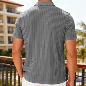 Graues Herren-Strickpoloshirt mit vertikalen Streifen für entspannte Sommerfreizeit