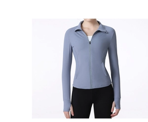 Détail d'une veste de sport cintrée avec passe-pouces et fermeture à col montant pratique