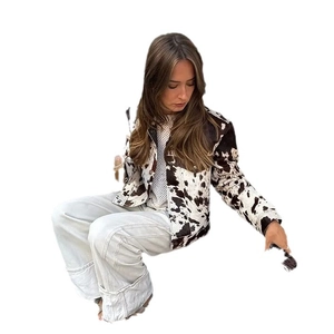 Giacca casual da donna con stampa mucca, colletto a revers e pantaloni bianchi larghi