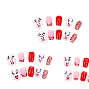Weihnachts-Kunstnägel Set mit roten Rentier-Designs und glitzerndem Silber-Finish