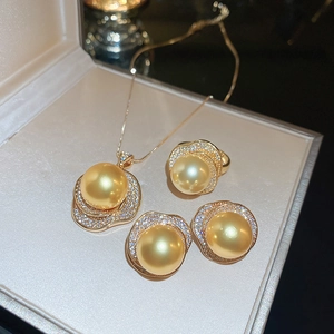 Détails d'un ensemble de bijoux en perles dorées de luxe avec cadres scintillants