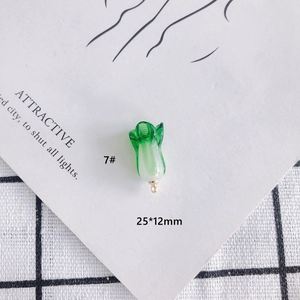 Vista macro di ciondolo a forma di cavolo in vetro verde 25x12mm per gioielli fai-da-te