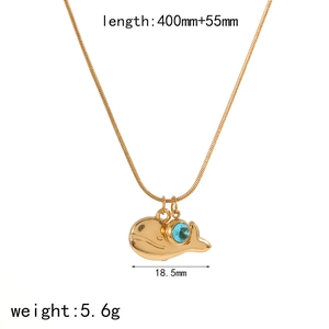 Collier baleine dorée avec pierre bleue et détails de chaîne en acier inoxydable
