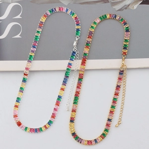 Colliers avec zircons multicolores en finitions or et argent avec chaîne réglable
