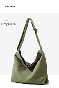 Dettaglio della borsa hobo in tela verde militare con tracolla nera regolabile e ampia