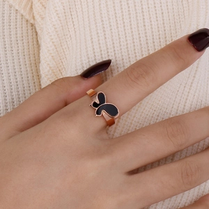Nahaufnahme eines Schmetterlingsrings in Roségold und schwarzer Emaille auf einem Finger